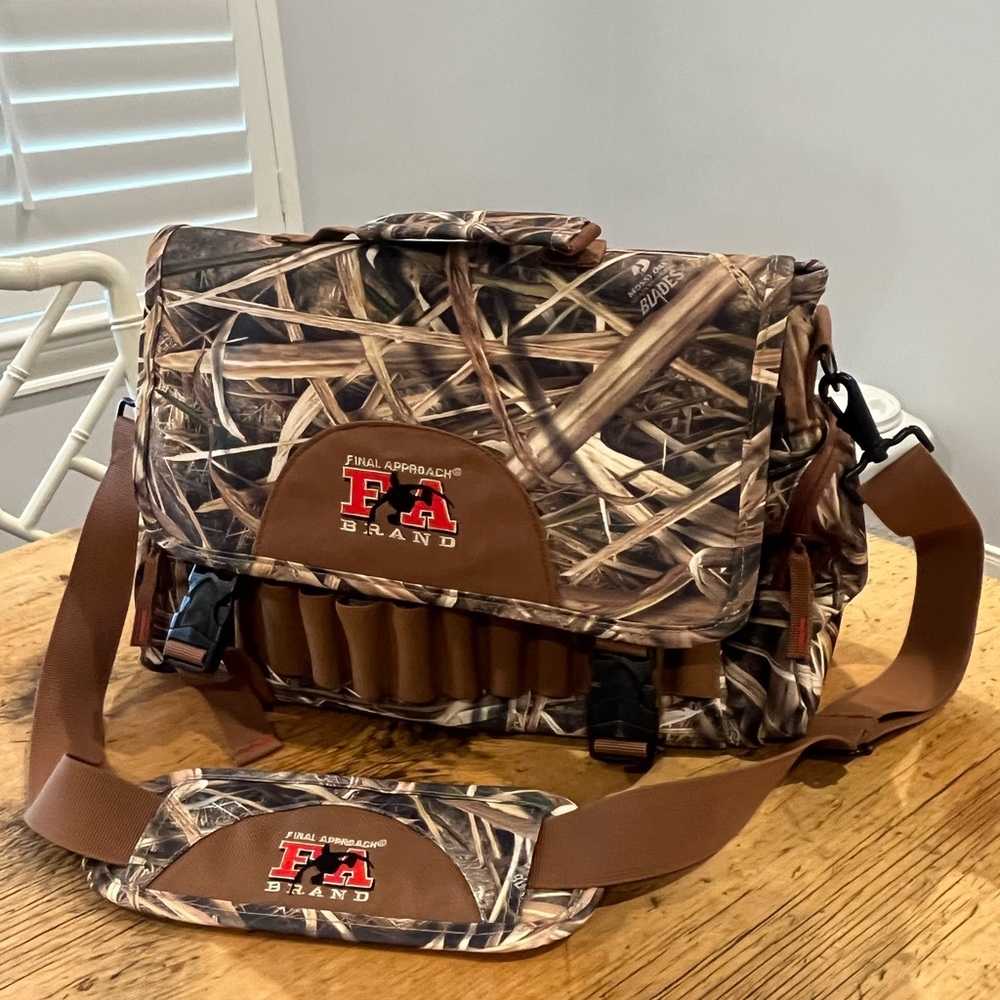 Final Approach Messenger style blind bag in Mossy oak shadow grass blades
